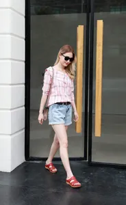 Photo lifestyle de sandales compensées rouges avec un short en jean et un chemisier rose