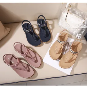 Detail von Perlen-T-Steg-Sandalen in Navy, Rosa und Beige mit elastischen Riemen