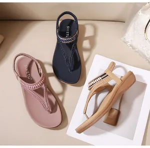 Details von Boho-Keilsandaletten mit Perlenriemen und elastischen Fersen in drei Farben