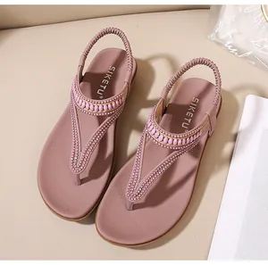 Detail von malvenfarbenen T-Steg Sandalen mit Perlenverzierung und elastischem Fersenriemen