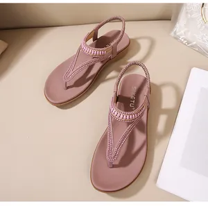 Detail von rosa Sandalen mit Perlen und Strass auf weichem gepolstertem Fußbett