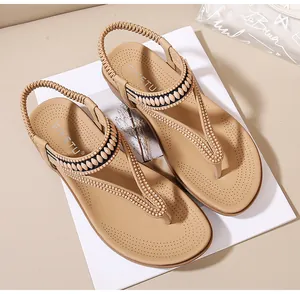 Detailansicht der perlenbesetzten T-Riemen-Sandalen mit elastischem Fersenriemen