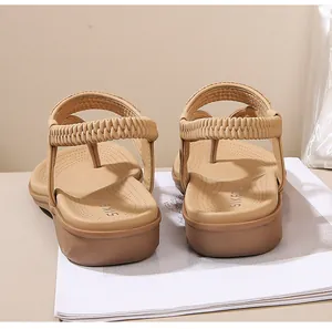 Detail der khakifarbener Boho-Keilsandalen mit elastischem Fersenriemen und weicher Sohle