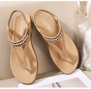 Detailansicht der Sommer-Sandalen mit Perlenverzierung, T-Riemen und weicher, bequemer Sohle