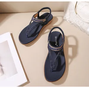 Detail von böhmischen Sommersandalen mit blauen Perlen und bequemem elastischem Riemen