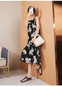 Vista completa de vestido floral con sandalias de dedo negras y bolso blanco elegante