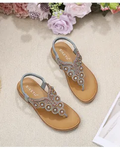 Detailansicht der Boho-Zehentrenner-Sandalen mit exotischen Perlen und Strasssteinen