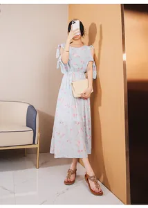 Robe en mousseline fleurie bleu clair à épaules dénudées avec nœuds et taille élastique