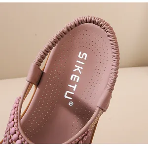 Detailansicht der SIKETU Sandale mit atmungsaktiver Sohle und rosa Perlenverzierung