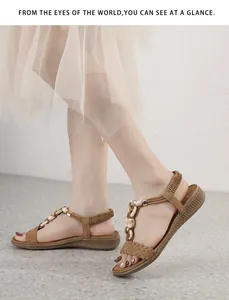 Détail de sandales bohèmes marron avec lanières tressées, perles et bride élastique
