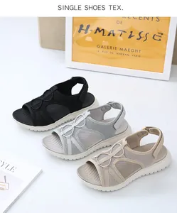Details von Sport-Sandalen in Schwarz, Grau und Beige mit atmungsaktivem Mesh und Sohle