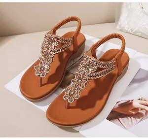 Détail de sandales bohèmes avec broderies florales en perles et bride arrière élastique