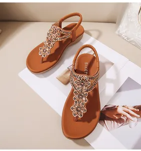 Détail de sandales bohèmes avec fleurs en perles faites main et bride arrière élastique
