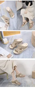 Dettaglio di sandali con zeppa kaki con cinturini incrociati e spessa suola bianca