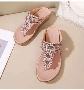 Vista de detalle de sandalias de cuña rosa con flores de strass brillantes y marca SIKETU