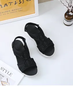 Nahaufnahme der schwarzen Mesh-Sandalen mit SIKETU-Fußbett und dicker weißer Laufsohle