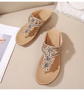 Primer plano de flores con cuentas y pedrería en sandalias de cuña muy suaves