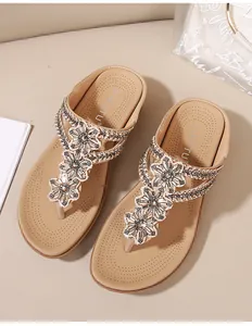 Detalle de flores de diamantes de imitación en cómodas sandalias de cuña para mujer