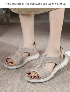 Detailaufnahme beiger Mesh-Sportsandalen mit dicker weißer Plateausohle und gekreuzten Riemen