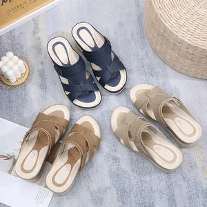 Sandali con zeppa comodi da donna con cinturini incrociati traforati in colori assortiti