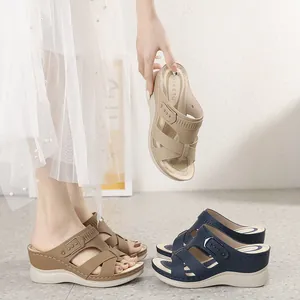 Sandali con zeppa da donna con cinturini incrociati e fibbia in metallo, colori assortiti
