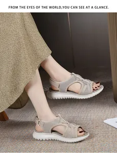 Detailansicht der beigen Plateausandalen mit atmungsaktivem Mesh und gewellter Sohle