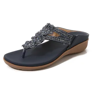 Retro dames slippers met sleehak, blauwe bloemenkraaltjes en glimmende strass