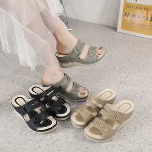 Modische Keilsandalen für Damen mit geometrischen Ausschnitten und Zierschnallen