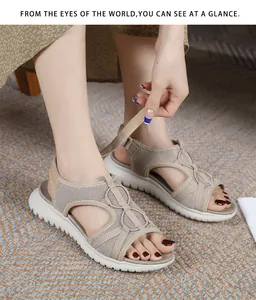 Detail der verstellbaren Riemen und Mesh-Gewebe bei beigen Damen Sport-Plateausandalen