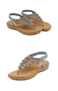 Detailansicht der Boho-Zehentrenner-Sandalen mit bunten Perlen und glänzenden Strasssteinen