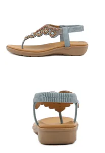 Details von böhmischen Zehentrenner-Sandalen mit bunten Perlen, Pailletten und Gummizug