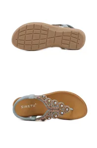 Detailansicht der Boho-Zehenstegsandalen mit aufwendigen Perlen und Strass-Verzierungen