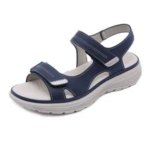 Sandali da donna in pelle blu scuro con doppio velcro e spesse suole a zeppa