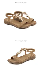 Détail de sandales tressées kaki avec décor en marbre et bride arrière élastique