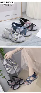 Details von flachen Sport-Sandalen mit ethnischem Stickmuster und rutschfester Gummisohle