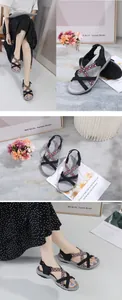 Detail der Ethno-Webriemen und der ergonomischen Fußgewölbestütze bei flachen Sandalen