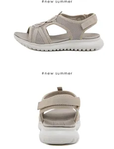 Detail von beigen Mesh-Sandalen mit verstellbaren Klettriemen und dicker Dämpfungssohle
