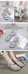 Detailansicht grauer Sport-Sandalen mit geometrischen Riemen und flacher Sohle