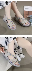 Detailansicht grauer Damen-Sandalen mit geometrischen Mustern und Klettverschluss am Fersen
