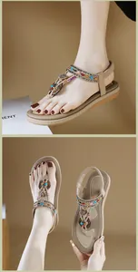 Μακροσκοπική λεπτομέρεια από boho σανδάλια με πολύχρωμες χάντρες και στρας σχέδια