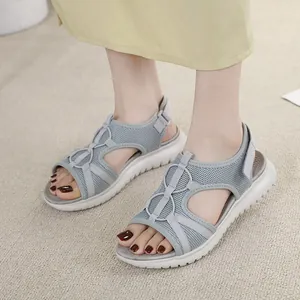 Damen-Sport-Sandalen in Hellgrau mit atmungsaktivem Mesh und dicker weißer Gummisohle