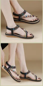 Vista detallada de chanclas bohemias con cuentas de colores y correas florales en pies