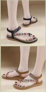 Detalle de sandalias planas bohemias con cuentas de colores y bordado en las tiras