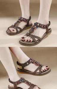 Détails de sandales plates bohèmes avec perles colorées, fleurs et brides tressées
