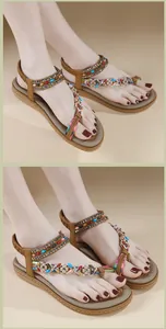 Detalle de sandalias planas bohemias con cuentas de colores y correas trenzadas