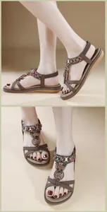 Détails des sandales plates bohèmes avec perles colorées et ornements floraux de luxe