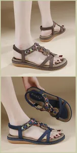Détail de sandales bohèmes plates avec perles colorées, fleurs en métal et bride élastique