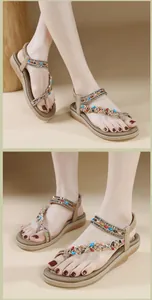 Detalle de sandalias bohemias con cuentas de colores y adornos florales