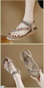 Primer plano de sandalias bohemias con cuentas de colores y correas elásticas