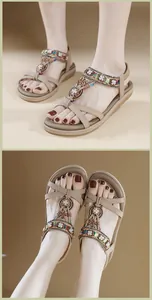 Détail de sandales bohèmes avec broderies de perles florales et brides tressées chic